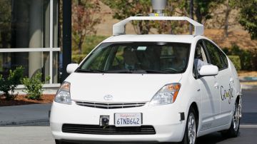 El gobernador de California, Jerry Brown, llegó en un carro 'autónomo' de Google a firmar la ley que abre el camino a este tipo de vehículos.