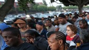 Miles de personas hacen fila para recibir servicios médicos gratuitos afuera de Los Angeles Sports Arena.