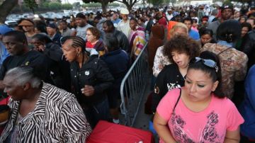 Miles de personas hacen fila para recibir servicios médicos gratuitos afuera de Los Angeles Sports Arena.