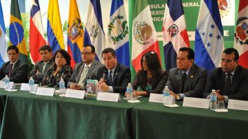Pie de foto: Trece cónsules latinoamericanos en Chicago ultiman los detalles de las Semanas Latinoamericanas de Salud 2012.