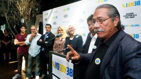 Edward James Olmos (der.) acompañado por varios otros famosos de Hollywood en la presentación de ayer.