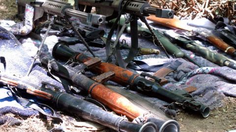 Arsenal incautado en 2010 en un campo de entrenamiento de Los Zetas en Nuevo León.
