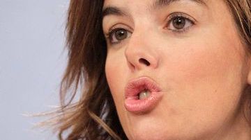 La vicepresidenta de España, Soraya Sáenz, en la rueda de prensa sobre austeridad y ayuda de parte de Europa.