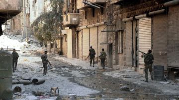 Cientos de insurgentes se enfrentaron a las tropas gubernamentales en distintos barrios de Alepo, como Saif al Daula y Al Izaa.
