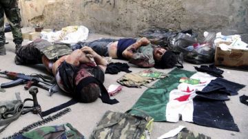 Aquí yacen los cuerpos de supuestos rebeldes en el barrio Al-Hajar Al-Aswad, al sur de Damasco, Siria.