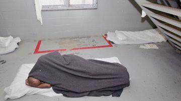 Más de 3,000 prisioneros sufren condiciones “infrahumanas” en celdas de confinamiento solitario en California, incluyendo 78 que llevan más de dos décadas aislados.