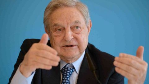 El multimillonario George Soros comprometió $1 millón a la organización Priorities USA Action, que apoya la reelección de Barack Obama.
