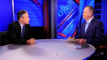 En esta foto de archivo, Jon Stewart (izq.) visitó el estudio de Bill O'Reilly. Ambos presentadores se enfrentarán el 6 de octubre en un debate en vivo.