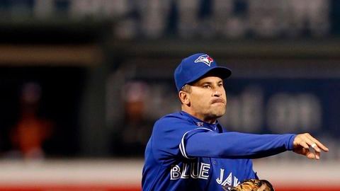 Omar Vizquel, de los Azulejos de Toronto, en uno de sus más recientes juegos, contra los Orioles de Baltimore. Su retiro es inminente.