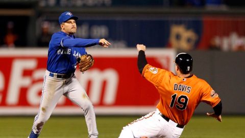 Omar Vizquel, de los Azulejos de Toronto, en uno de sus más recientes juegos, contra los Orioles de Baltimore. Su retiro es inminente.