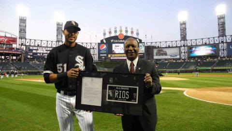 El jugador Alex Ríos recibió de parte del Secretario de Estado de Illinois, Jesse White, un reconocimiento como parte del Mes de la Herencia Hispana antes del partido contra Tampa Bay.