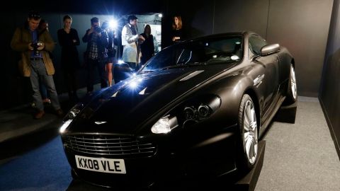 El Aston Martin negro conducido por el actor Daniel Craig en "Quantum Of Solace", con un prrecio estimado de 56,708 dólares.