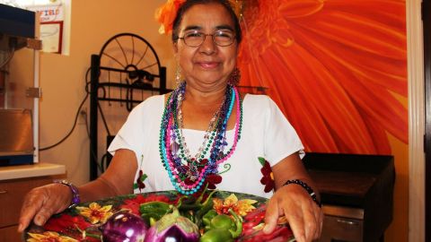 El mole oaxaqueño de Eloisa Sigüemza la ha convertido en la Reina del Mole los dos últimos años y este año se prepara para concursar de nuevo.