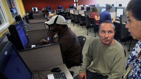 Gloria Archuletta, con un solicitante, en el Departamento de Servicios Laborales de Utah, en Salt Lake City.