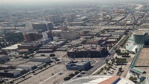 Vista del Staples Center (i) y el Centro de Convenciones de Los Ángeles (d).