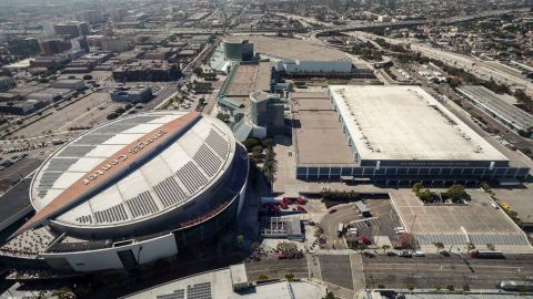 Vista del Staples Center (i) y el Centro de Convenciones de Los Ángeles (d).