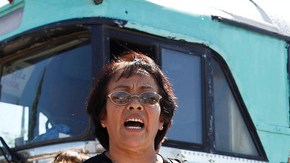 María Rodríguez, (izq.) habla durante la conferencia de prensa en la que expresaron su respaldo al Trust Act de  California.