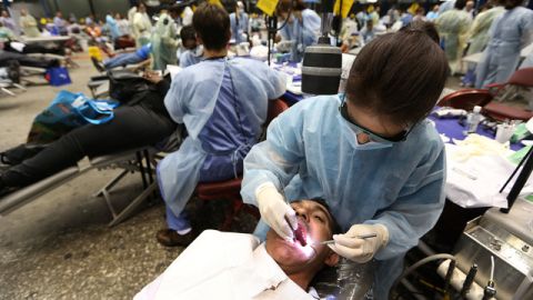 Benjamín Uribe recibió atención dental  sin costo alguno en Los Angeles Sports Arena.