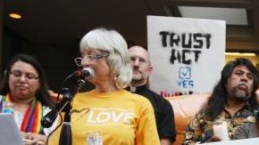 Activistas se reunieron para pedir a Brown que firme la Ley de Confianza el pasado 19 de septiembre, frente a las oficinas del Gobernador de California en Los Ángeles.