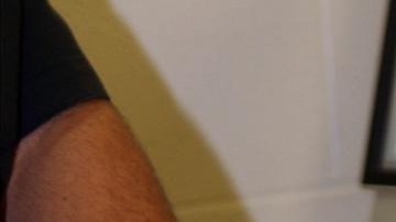 Un agente procesa a un detenido hispano sin identificar en el marco del programa migratorio Comunidades Seguras.