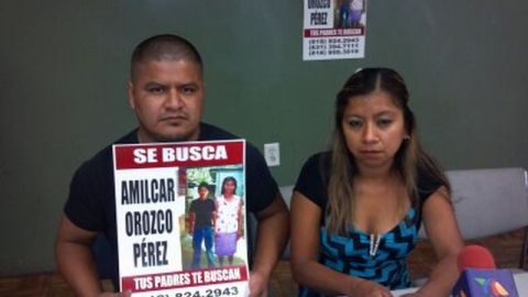 Paula Pérez y Arnoldo Orozco muestran la foto de su hijo Amilcar, del que no saben desde hace más de un año.
