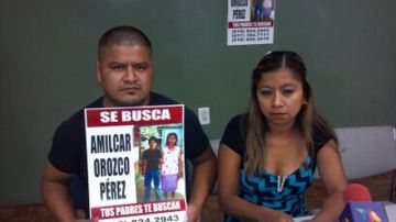 Paula Pérez y Arnoldo Orozco  muestran la foto de su hijo Amilcar, del que no saben desde hace más de un año.