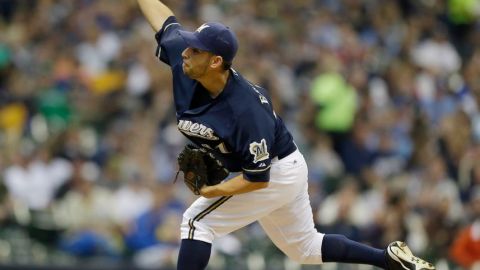 El lanzador mexicano Marco Estrada lució imponente en el triunfo de Cerveceros de Milwaukee sobre los Astros de Houston.