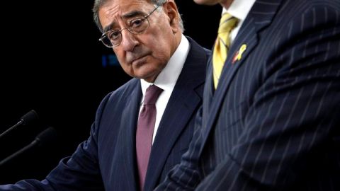 El secretario de Defensa de EEUU, Leon Panetta (i), junto a su homólogo canadiense, Peter MacKay, comunican que parte del arsenal químico sirio ha sido trasladado para garantizar su seguridad.