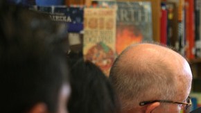 El superintendente estatal Tom Torlakson (centro), dice que están a un paso  de implementar los estándares comunes en CA.