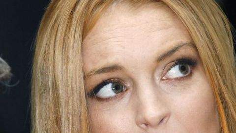 Lindsay Lohan discutía con un hombre sobre las fotos de un celular.