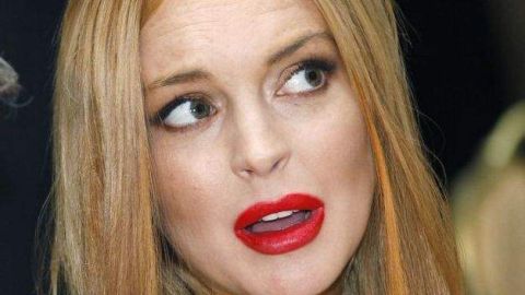 Lindsay Lohan discutía con un hombre sobre las fotos de un celular.