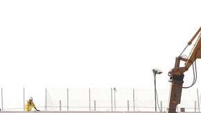 Las cuadrillas utilizaron maquinaria pesada para demoler el puente Mullholand, el cual será ampliado y reforzado.