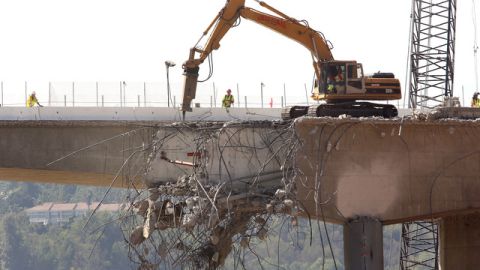 Las cuadrillas utilizaron maquinaria pesada para demoler el puente Mullholand, el cual será ampliado y reforzado.