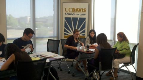 Muchos inmigrantes de bajos recursos han encontrado apoyo legal de la clínica de derecho migratorio.