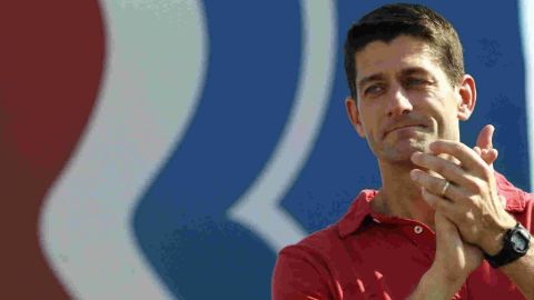 El candidato republicano a la vicepresidencia Paul Ryan, representante por Wisconsin, aplaude mientras su compañero de fórmula Mitt Romney habla en un evento de campaña el sábado 1 de septiembre del 2012, en Jacksonville, Florida