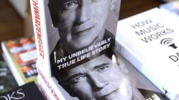 Imagen de un ejemplar de la autobiografía del exgobernador de California Arnold Schwarzenegger titulada 'Total Recall: My Unbelievably True Life Story'.