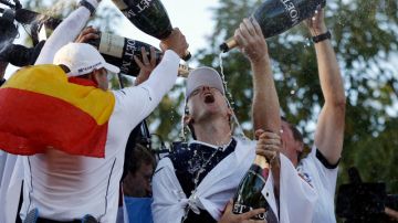 Justin Rose (centro) y sus compañeros brindan con champaña.