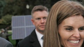 Maria Shriver (izq.) con su madre Eunice Kennedy Shriver en foto de 2007.