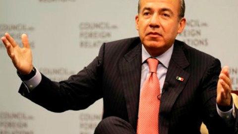 Una treintena de personas llevaron a cabo una protesta durante un evento organizado por el Instituto de Estudios Latinoamericanos Teresa Long en la UTA y el Centro Mexicano.