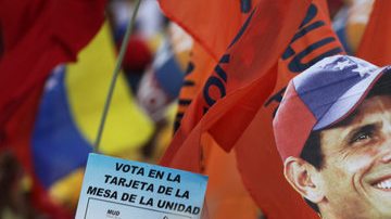 Banderas, pancartas y pinturas desbordaron las calles de Caracas por los partidarios del candidato opositor, Henrique Capriles, quien últimamente ha avanzado en las encuestas.