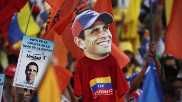 Banderas, pancartas y pinturas desbordaron las calles de Caracas por los partidarios del candidato opositor, Henrique Capriles, quien últimamente ha avanzado en las encuestas.
