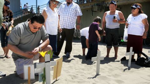Veteranos y familiares en Santa Mónica, California, rinden honores a sus soldados estadounidenses caídos en Irak.