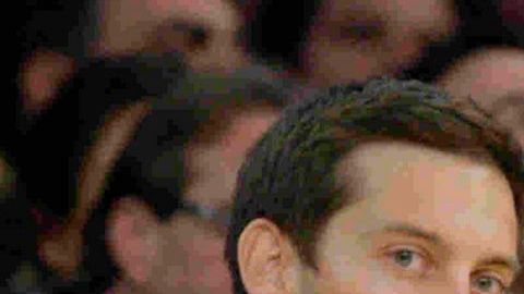 Los actores Tobey Maguire, izquierda, y Leonardo DiCaprio en un partido de básquetbol de los Lakers de Los Angeles y el Thunder de Oklahoma City en Los Angeles en una fotografía del 22 de diciembre de 2009.