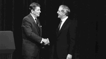 En esta foto del 22 de octubre de 1984, el President Ronald Reagan, izquierda, y su contendiente demócrata, Walter Mondale, se dan la mano antes de su debate en Kansas City, Mo.