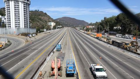 La reapertura de la autopista 405 se llevó a cabo para el tráfico de la mañana del lunes.