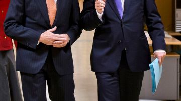 El ministro de Economía español, Luis De Guindos (izquierda), y el comisionado europeo para la Economía, Olli Rehn, ayer.