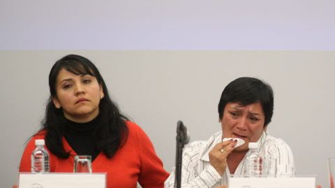 Sandra Gutiérrez de Vera (i) y Leonor de Vera López (d), hermana y madre, respectivamente, de Jesús Ángel Gutiérrez Olvera, ayer.