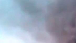 Columna de humo por ataque aéreo del Gobierno sirio, y por el que murieron 15 personas, entre ellos 5 niños, cerca de  frontera con Turquía, ayer.