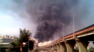 Columna de humo por ataque aéreo del Gobierno sirio, y por el que murieron 15 personas, entre ellos 5 niños, cerca de  frontera con Turquía, ayer.