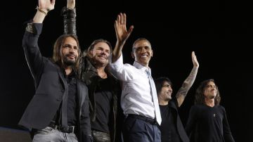 Barack Obama junto a los miembros de la banda Maná, el domingo en Las Vegas.
